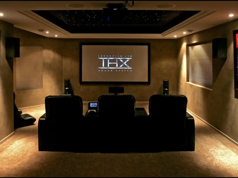 Esempio d'impianto Home Theatre in casa: si notano i tre altoparlanti frontali, i due posti a destra e a sinistra e, al centro, il grande televisore a schermo piatto