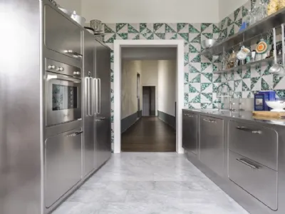 Tutto acciaio luminoso e brillante per la cucina Ego by Abimis dallo stile contemporaneo