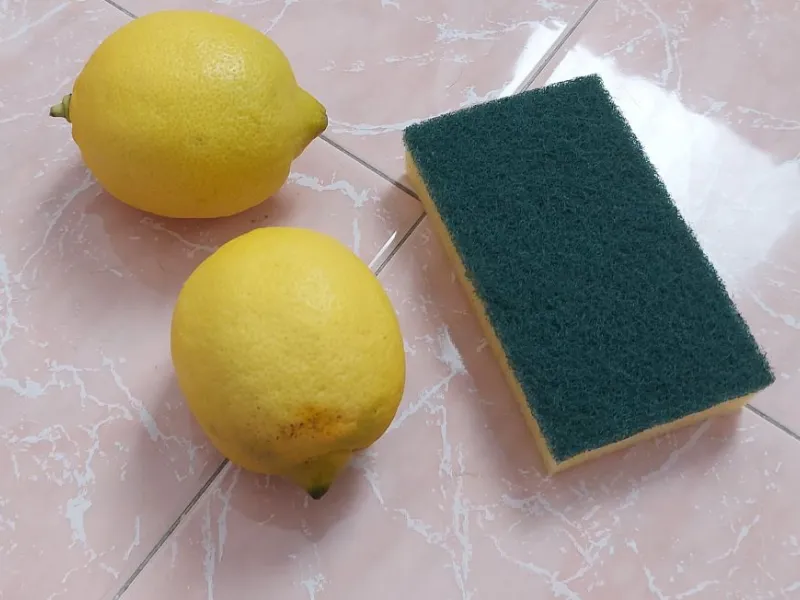 La pulizia delle piastrelle del bagno con metodi naturali
