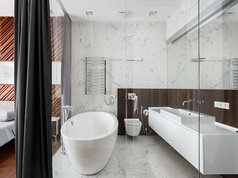 Parete in vetro al'interno di un bagno