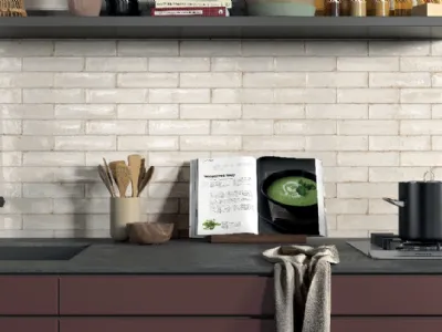 Schienale realizzato con i brick ceramici della collezione Workshop di Panaria Ceramica