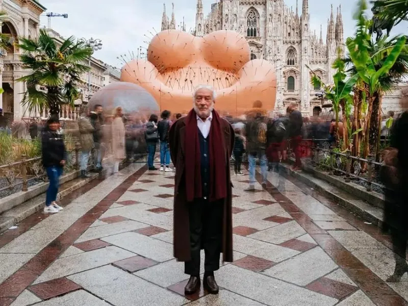 Dal sito del Salone del Mobile Gaetano Pesce con una installazione ispirata alla poltrona UP, Piazza Duomo 2023