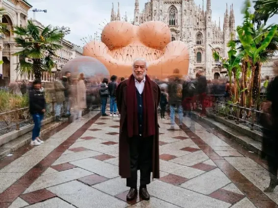 Dal sito del Salone del Mobile Gaetano Pesce con una installazione ispirata alla poltrona UP, Piazza Duomo 2023