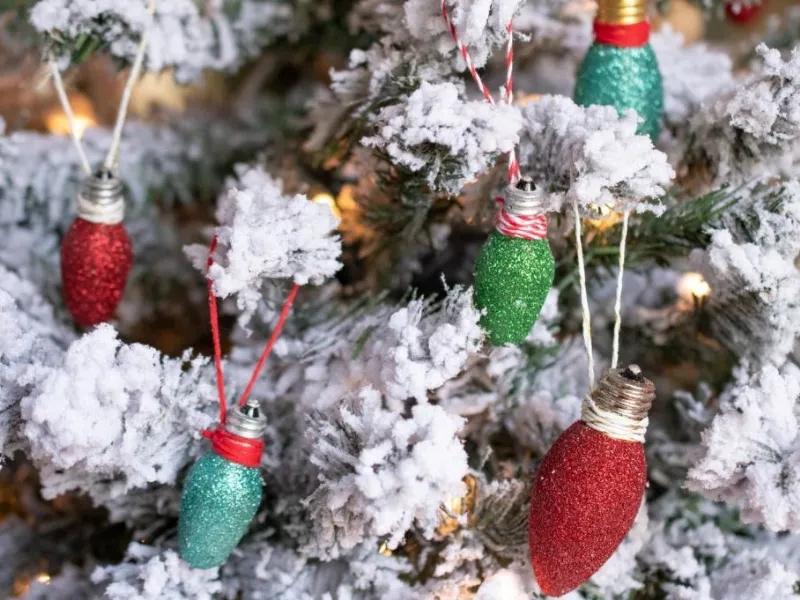 Addobbi originali per l'albero? Lampadine glitterate