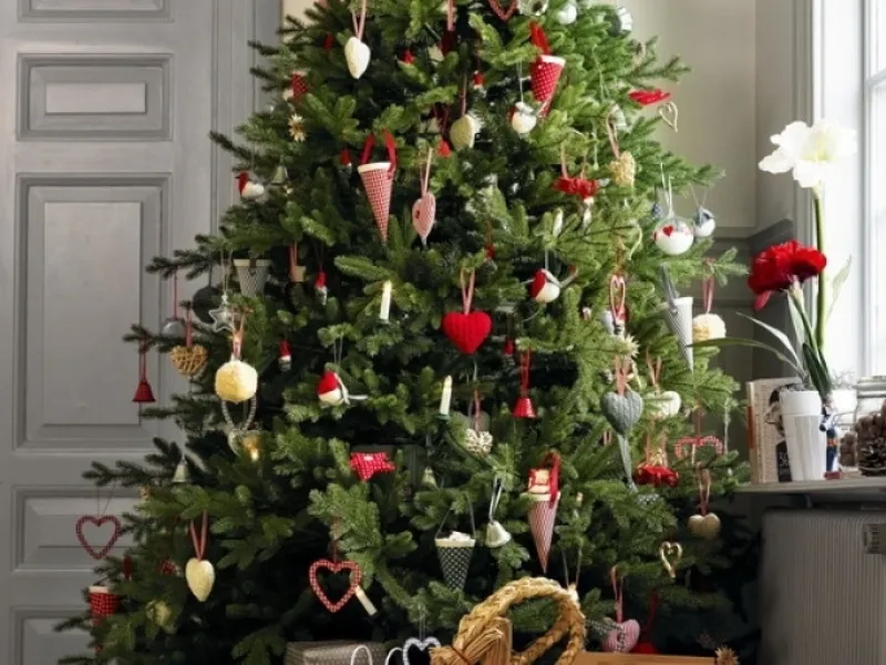 albero di Natale con decorazioni Ikea
