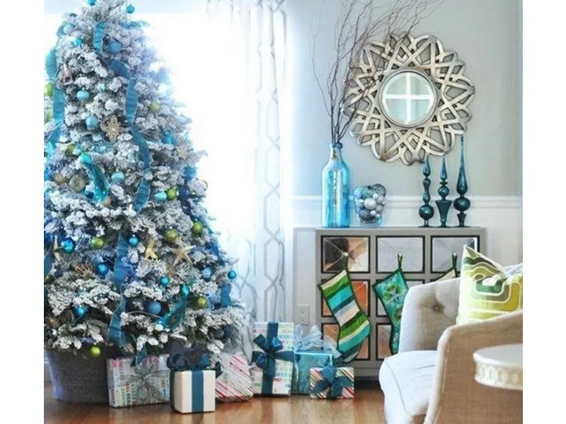 Albero bianco addobbato di oro