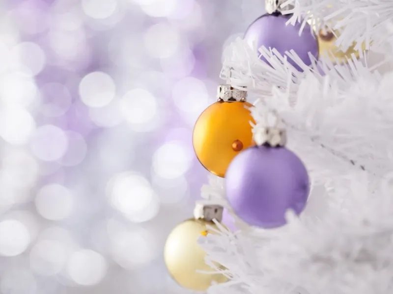 Albero di Natale con addobbi neri