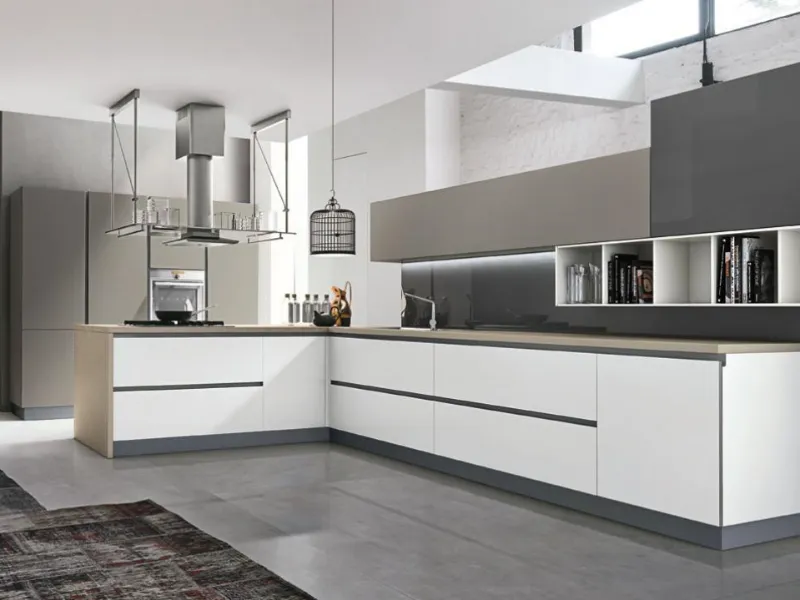 zona kitchen con blocco cucina panna e legno chiaro, tappeti etnici e tavolino con parete divisoria