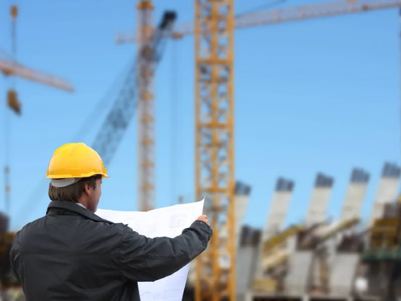 Tecnici al lavoro per costruzioni edilizie