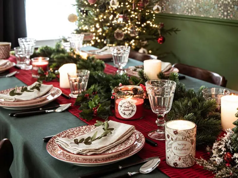 Tavola di Natale elegante in toni di verde e rosso