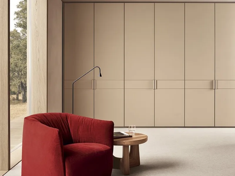 Soluzione con apertura complanare a battente Senzafine Cover di Poliform