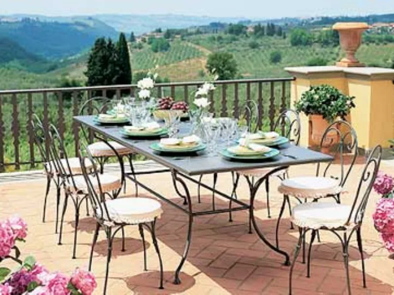 tavolo con sedie all'aperto