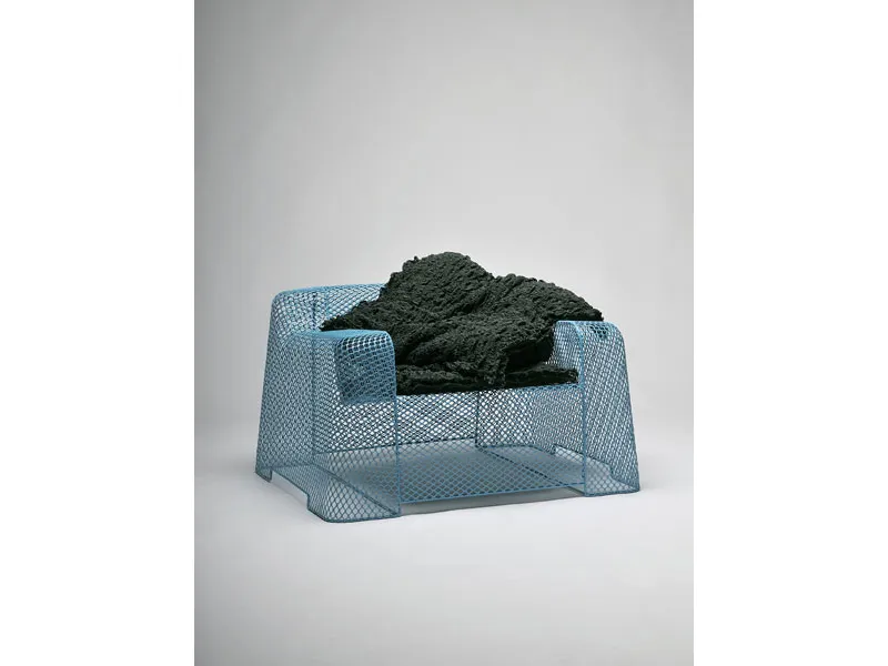 poltrona da esterno in rete di metallo blu con coperta effetto muschio verde