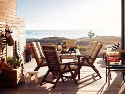 Un set di tavoli e sedie da giardino Ikea Applaro