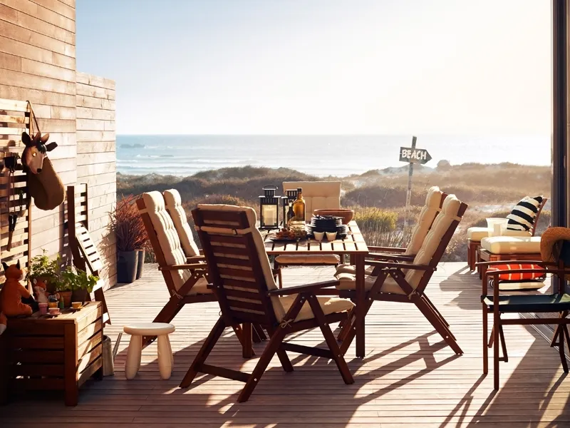 Un set di tavoli e sedie da giardino Ikea Applaro