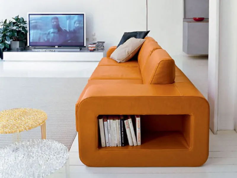 Divano arancio con contenitore