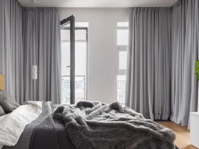 Tendaggi in una camera da letto moderna