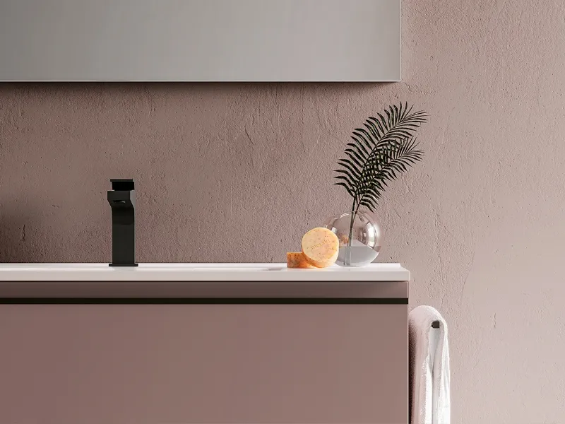Dettagli sofisticati e colori eleganti per il mobile bagno laccato con presa a gola della collezione System di Ideagroup