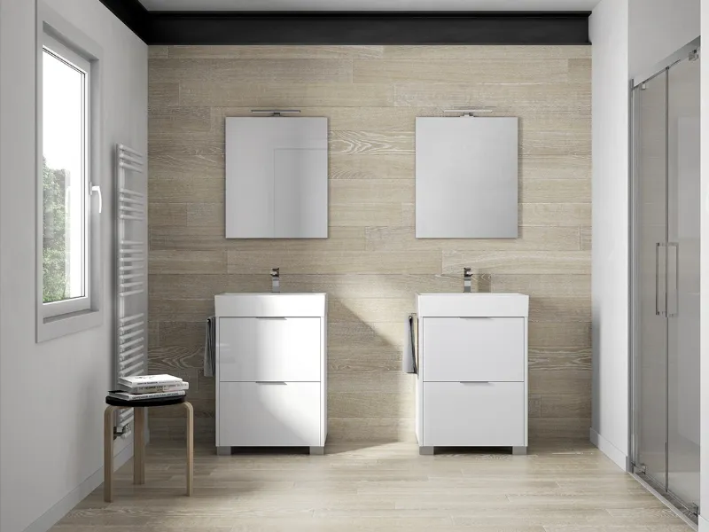 Simmetria e razionalità unite ad alta capacità contenitiva si ritrovano nei mobili a terra in Lacklaminat bianco con lavabo in ceramica della linea Basic di Ideagroup