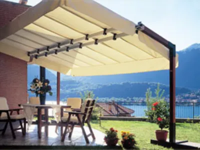 Gazebo con tavolo e sedie di colore beige