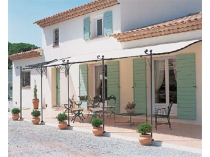Tenda color panna con supporti in ferro