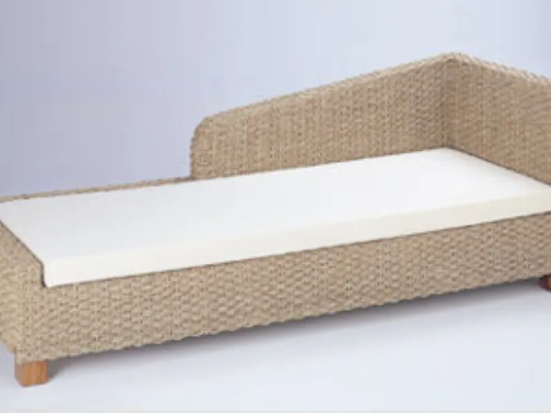 Chaise longue in legno di teak intrecciato di colore beige