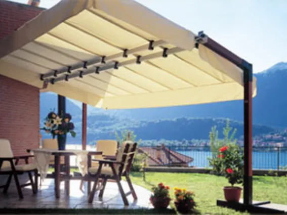 Gazebo con tavolo e sedie di colore beige