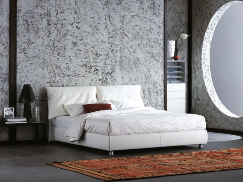 Camera con letto matrimoniale bianco