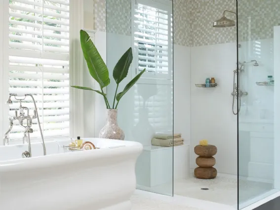 Funzionalità e benessere di un bagno con una doccia grande