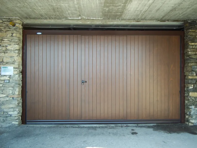 porta basculante color grigio