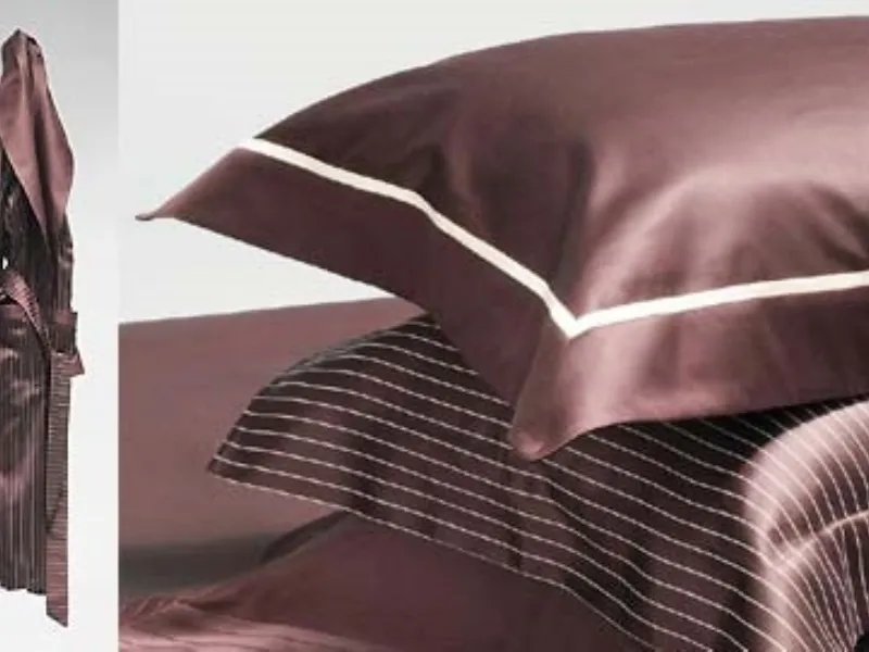 vestaglia e dettaglio di federa entrambi in raso color rosa antico