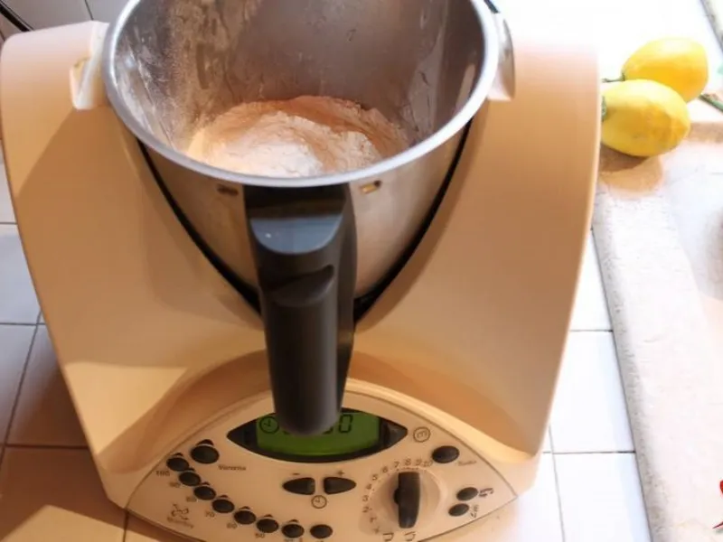 Preparazione torta con Bimby