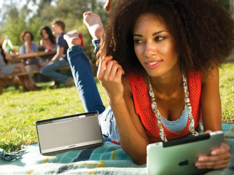 ragazza con Bose SoundLink