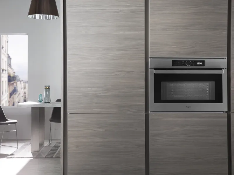 Il forno a microonde da incasso Whirlpool modello AMW 508/IX