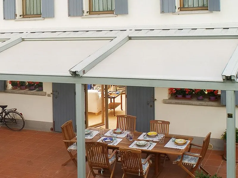 È in legno la Pergotenda 45 di Corradi 