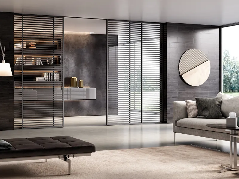 L'elegante porta scorrevole Plana System in vetro e alluminio