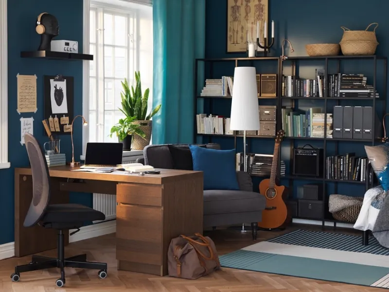 Ci sono diversi colori a disposizione per la scrivania Malm di Ikea
