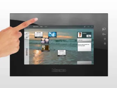 pannello elettronico nero di visualizzazione dei consumi montato su parete