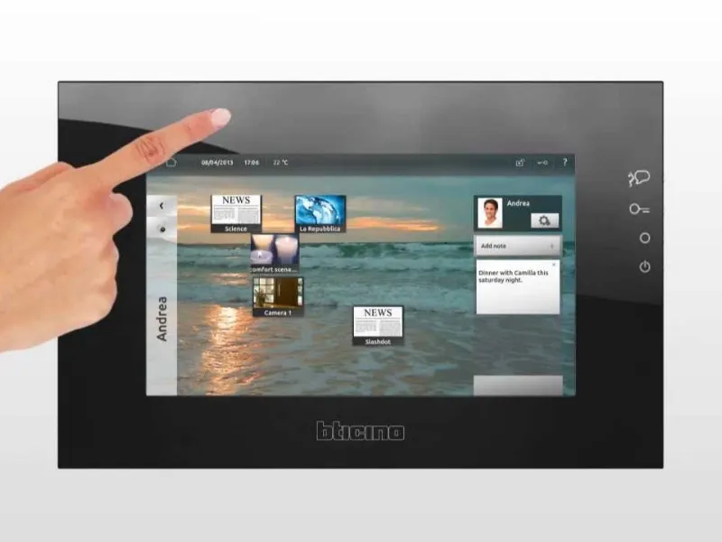pannello elettronico nero di visualizzazione dei consumi montato su parete