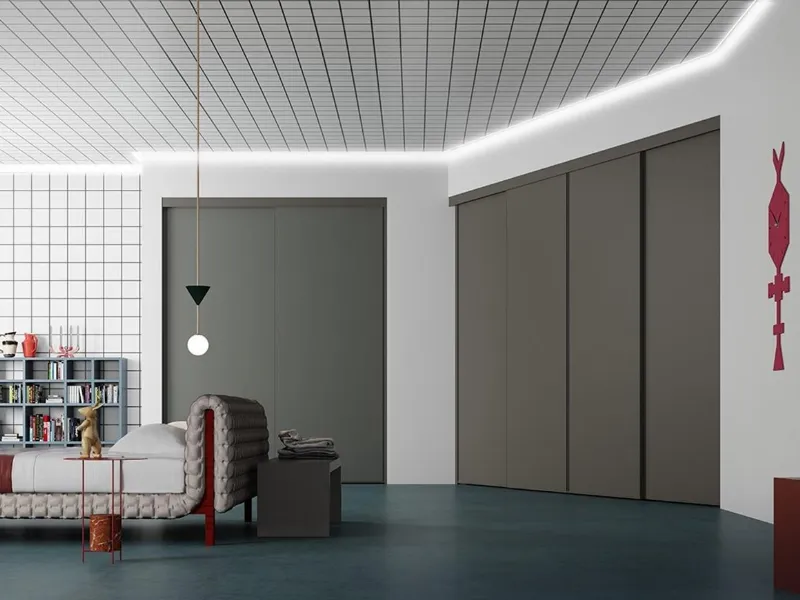 Ali_ante di De Rosso è il sistema di ante scorrevoli per cabine armadio di qualsiasi dimensione e profondità, disponibile in tanti colori.