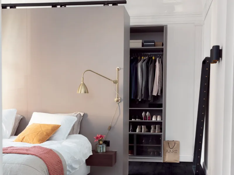 Originale è la cabina armadio posta dietro il letto.