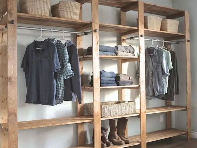 Cabina armadio realizzata con materiali poveri