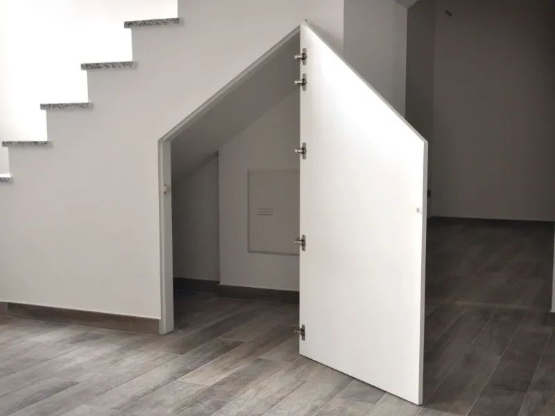 Cabina armadio ricavata dal sottoscala
