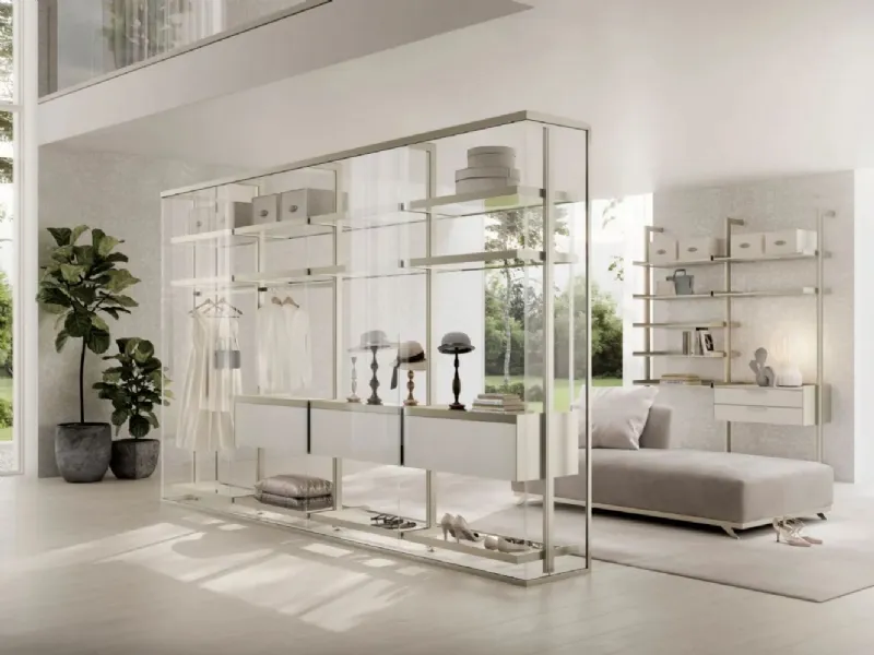 La parete Kristal di Doal, definisce lo spazio accogliendo i modelli di cabina armadio Venere e Simply