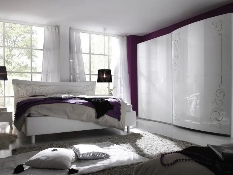 Camera da letto bianca con pareti a contrasto