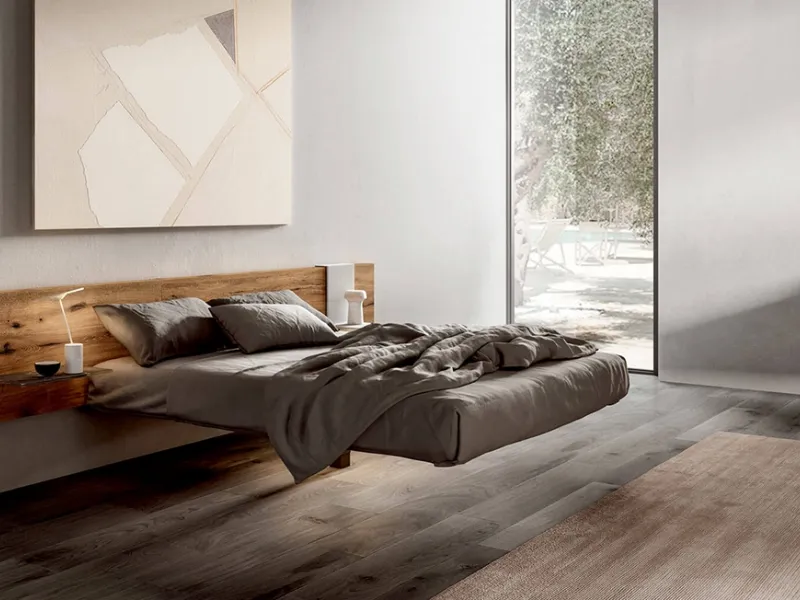 Letto sospeso modello “Fluttua” di Lago, testata in legno di rovere, senza giroletto.