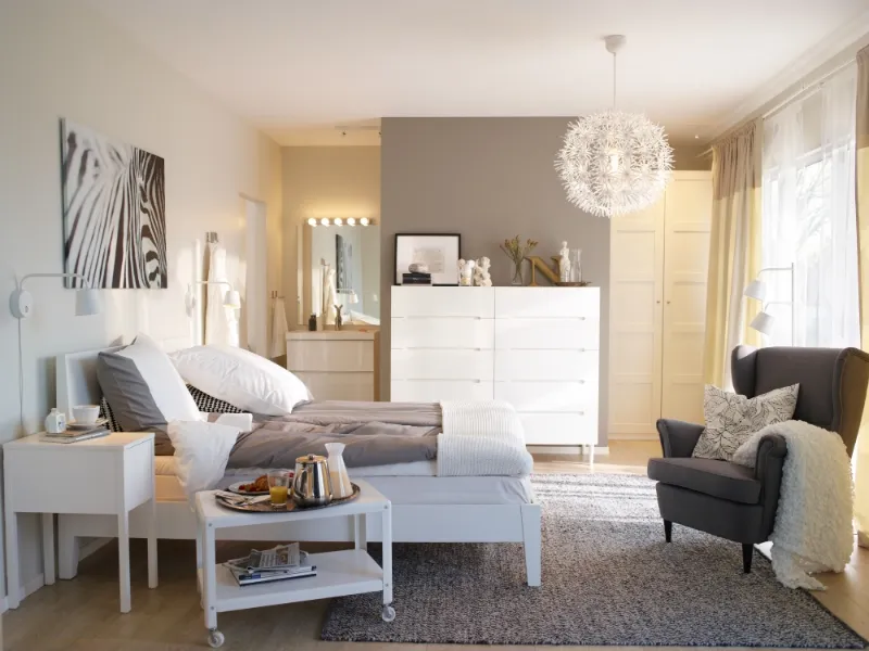 camera da letto bianca Ikea con struttura letto Nordli