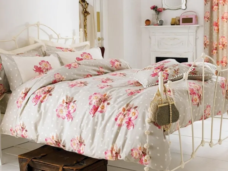 La biancheria da letto e i tessili sono fondamentale nella camera shabby