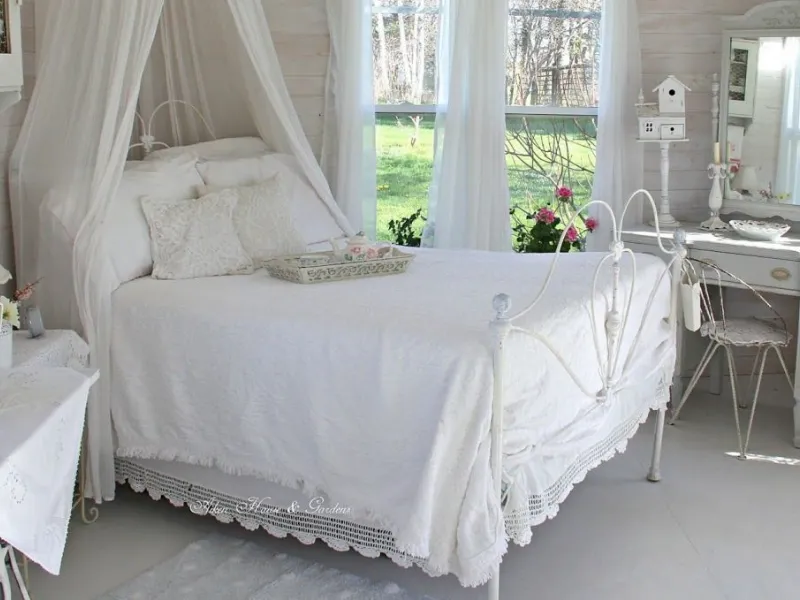 Letto shabby in metallo verniciato