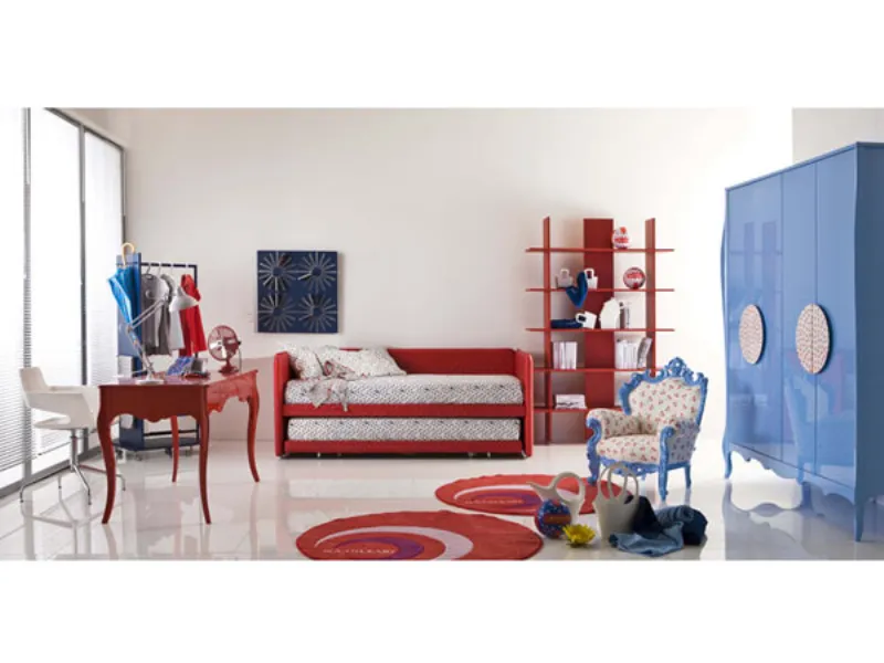 camera in stile neo barocco Naj-Oleari con mobili in legno e tinte azzurro e mattone, poltroncina stile impero, armadio laccato azzurro